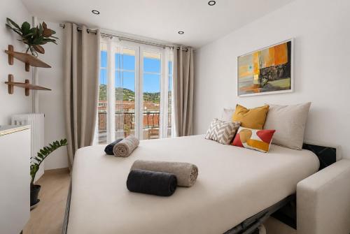 Studio moderne avec balcon et vue dégagée