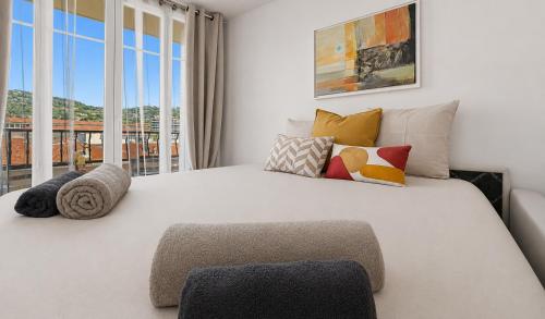 Studio moderne avec balcon et vue dégagée