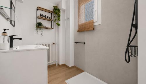 Studio moderne avec balcon et vue dégagée