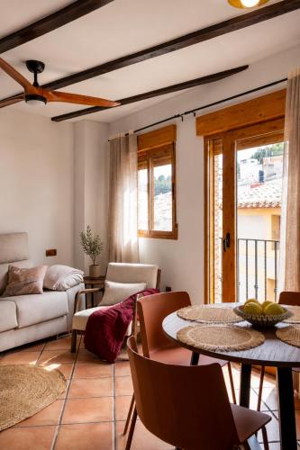 a living room with a table and a couch at Alojamientos El Cañico in Moratalla