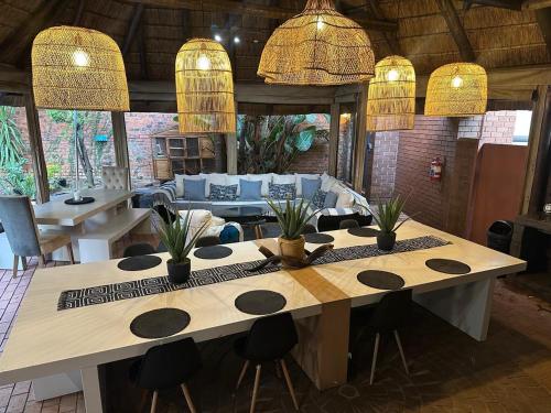 ein Wohnzimmer mit einem Tisch und einem Sofa in der Unterkunft Koi liv-Inn Bedfordview ll Modern Guest House Near OR Tambo in Bedfordview