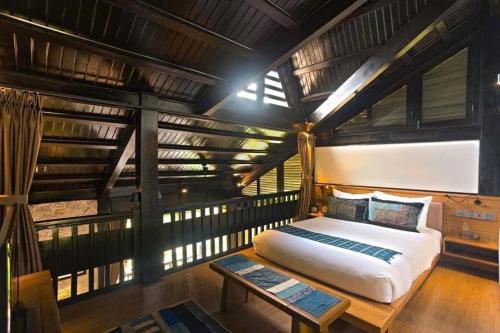 a bedroom with a large bed and a table at Sapa mến khách sapa jade hill in Lao Cai