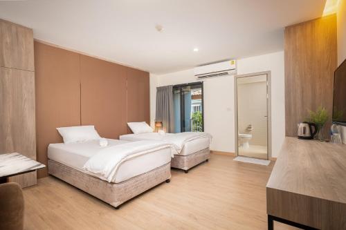 a hotel room with two beds in a room at 101 Residence in Amphoe Phra Khanong