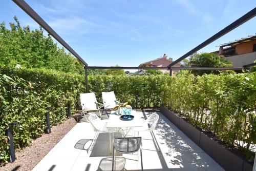 a patio with chairs and a table on a roof at Appartamento EDEN - Clima, spazio esterno privato e parcheggio coperto in Marina di Campo