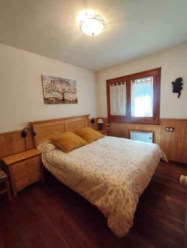 a bedroom with a bed and a window at Apartamento con gran terraza y vistas panorámicas en Taüll, con plaza de parking in Taüll