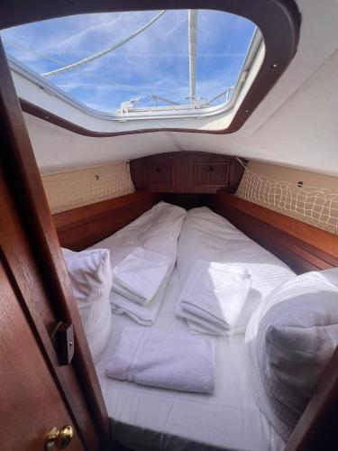 a bed in the back of a boat with a window at Schlafplatz mit Meerblick in Kühlungsborn