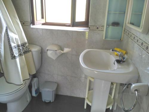 a bathroom with a sink and a toilet at Cuetu del Pradón in Piñeres