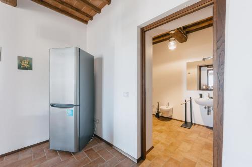 a refrigerator in a room with a bathroom at Agriturismo Melariano in Castelnuovo Berardenga