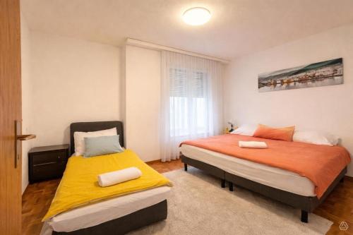 a bedroom with two beds and a window at Appartement Coeur de Ville in Lausanne