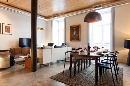 uma sala de estar com uma mesa e um sofá em ALTIDO Downtown Design Apartments em Lisboa