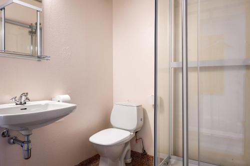 ein Badezimmer mit Toilette, Waschbecken und Dusche in der Unterkunft Sogn Hotel in Vadheim