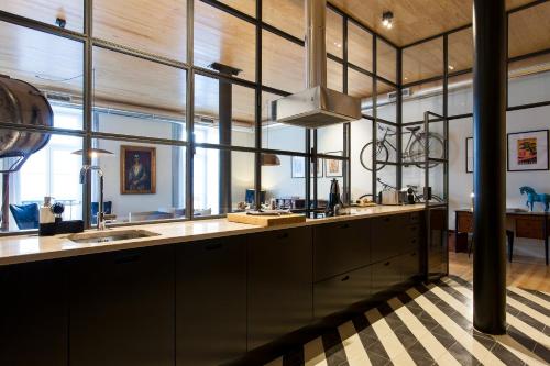 uma grande cozinha com um grande balcão com janelas em ALTIDO Downtown Design Apartments em Lisboa