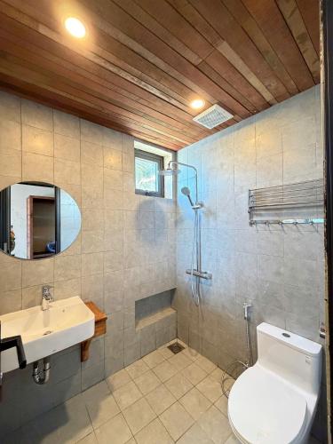 a bathroom with a toilet and a sink at Phuongvilla Đông Hải in Thôn Ðông Giang