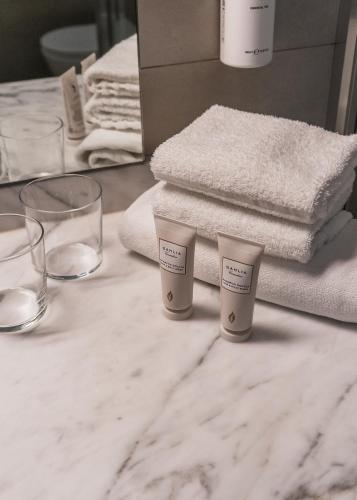 a bathroom counter with two cups and towels at Best Western Cavalieri Della Corona in Cardano al Campo