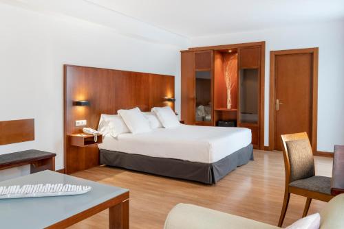 a hotel room with a bed and a table at Vincci Ciudad de Salamanca in Salamanca