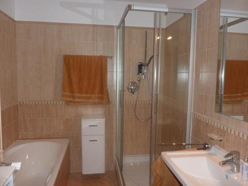 łazienka z prysznicem, wanną i umywalką w obiekcie Ferienwohnung Blick am Mittagskogel w mieście Velden am Wörthersee