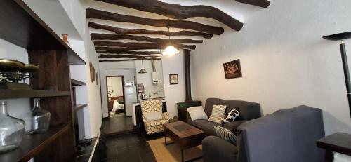 a living room with a couch and a wooden ceiling at Casa Pura de Trevélez in Trevélez