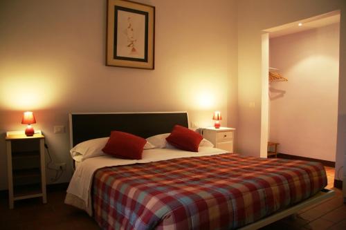 a bedroom with a bed with two red pillows at Tenuta Agricola Fonte Di Papa in Monterotondo