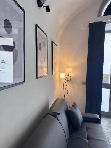 a living room with a couch and a lamp at Norcia Stylish Apartment in Norcia