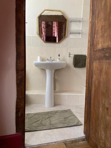 a bathroom with a sink and a bath tub at Les Chambres du 4 in Saint-Benoît-du-Sault
