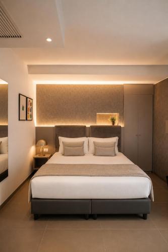 a bedroom with a large bed in a room at Boutique Hotel Roma 30 in Trescore Balneario