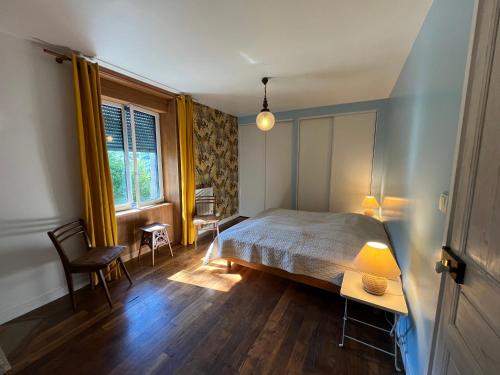 a bedroom with a bed and a desk and a window at La Vie en Le Reve kamers, chambre d'hôtes in Cassaniouze