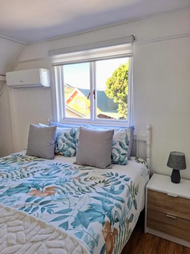 a bedroom with a bed with a window at 117 De Hollandsche Molen in Hou Moed
