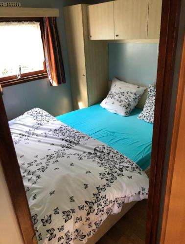 a small bedroom with two beds in a house at Le réveil des oiseaux in Saint-Michel