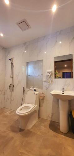 a bathroom with a toilet and a sink at Pili Beach Resort Agmanic in Santa Fe