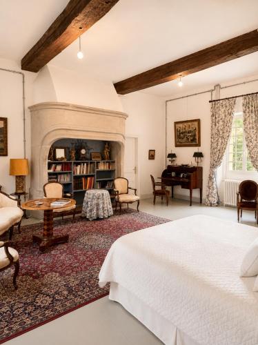 Llit o llits en una habitació de Le Manoir de Sully - Maison d'hôtes et de campagne