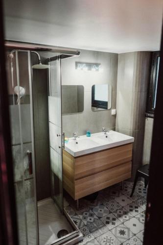 Elegant renovated Athenian Downtown Apartment