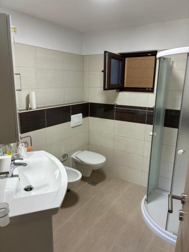 a bathroom with a toilet and a sink and a shower at Holiday House Ostrozac na Uni in Ostrožac