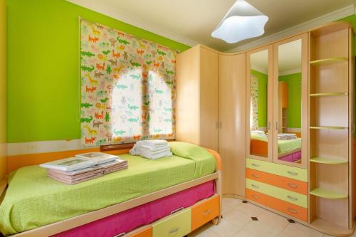 a childs bedroom with green walls and a bunk bed at Villa Jomeca in Salobre