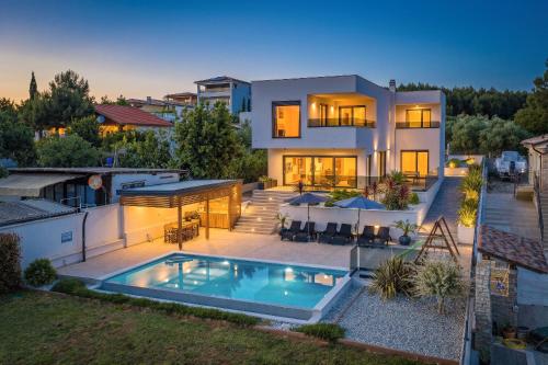 Villa Pergosa near Medulin for 8 persons with 38 m2 pool, sea view - only 200 meters from beach