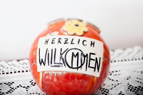 an apple with a sign on it that reads hereditary williden at Hölzlhof in Brunico