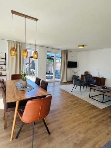 a living room with a dining table and a living room at Emils Heidehaus in Soltau