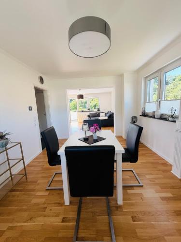 a dining room with a white table and chairs at Ferienwohnung Auszeit Langsur in Langsur