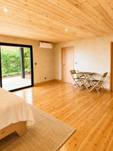 ein Schlafzimmer mit einem Bett, einem Tisch und Stühlen in der Unterkunft Aromas Studio in Terra Alta