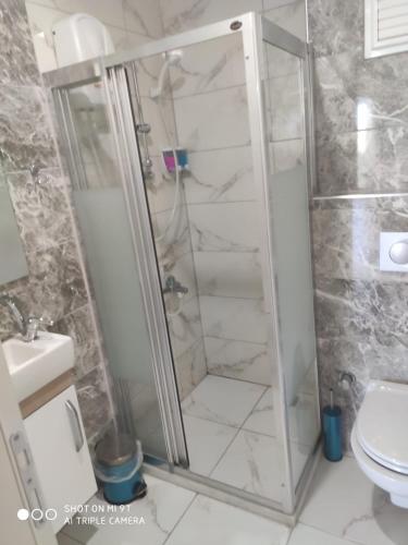 a shower with a glass door in a bathroom at Premium Life Apart in Kapuluören