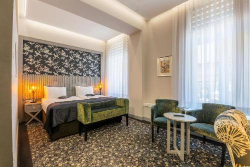 Llit o llits en una habitació de Hotel Central Sarajevo - Gym, Pool & Spa