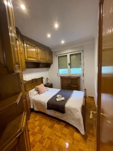 a bedroom with a bed and a wooden floor at Casa Diego in Muñón Fondero