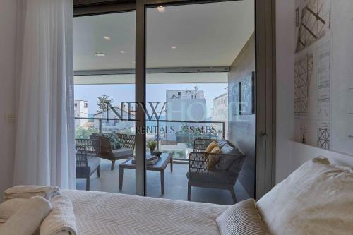 sypialnia z łóżkiem i widokiem na balkon w obiekcie Ático Capri w mieście Jávea