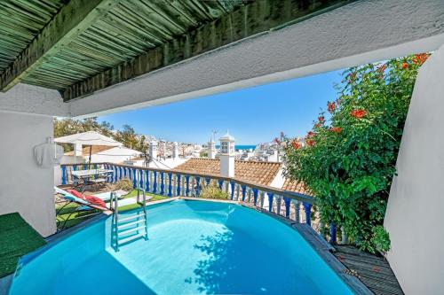 an overhead view of a swimming pool on a balcony at Villa 2BDR with sea view, private pool in Albufeira