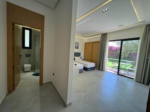 a bathroom with a toilet and a tub and a sink at Villa Zahi in El Aïn