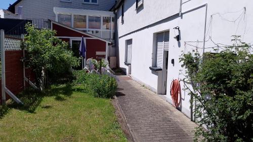 a brick walkway next to a white house at Ferienwohnung Lenchen in Medebach