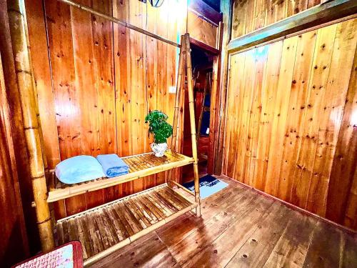 a sauna with a plant in a wooden wall at Surelee Homestay & Sapa Trekking Tours by Local Path in Sapa