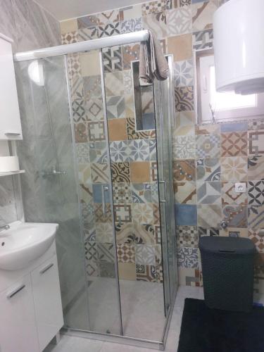 a bathroom with a shower with a toilet and a sink at Apartman Sava in Bosanski Šamac