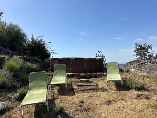 three green chairs sitting on top of a hill at El Encuentro - Casa Rural - in Arenas de San Pedro