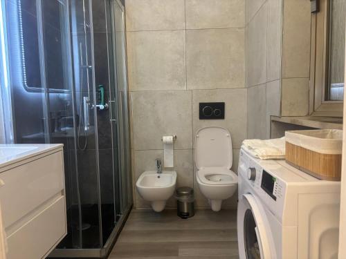 a bathroom with a toilet and a shower and a sink at Milano side house apartment in Sesto San Giovanni