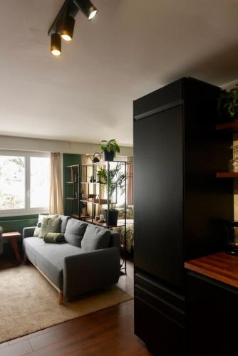 HappyLaax - Elegant Design Studio with Pool, Sauna, and Private Parking